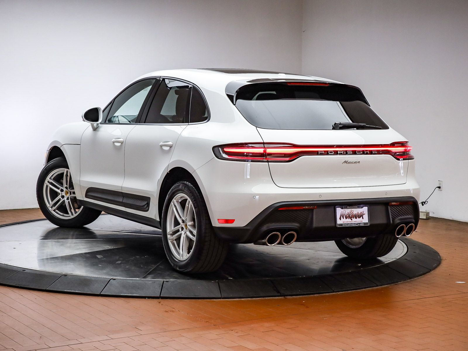 Certified 2025 Porsche Macan AWD/4WD image 3