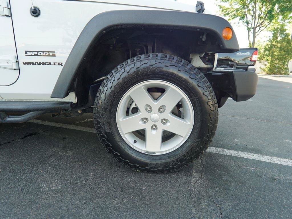 Used 2017 Jeep Wrangler Sport w/ Connectivity Group AWD/4WD image 11