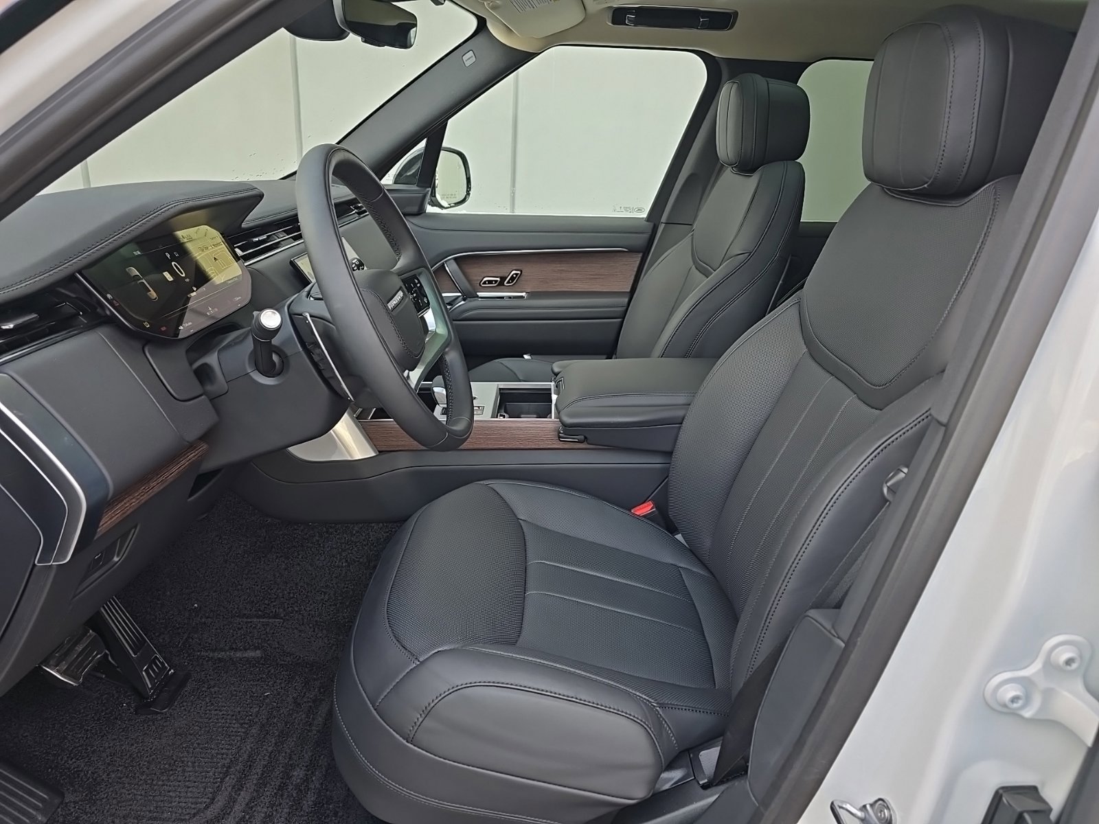 New 2025 Land Rover Range Rover SE image 9