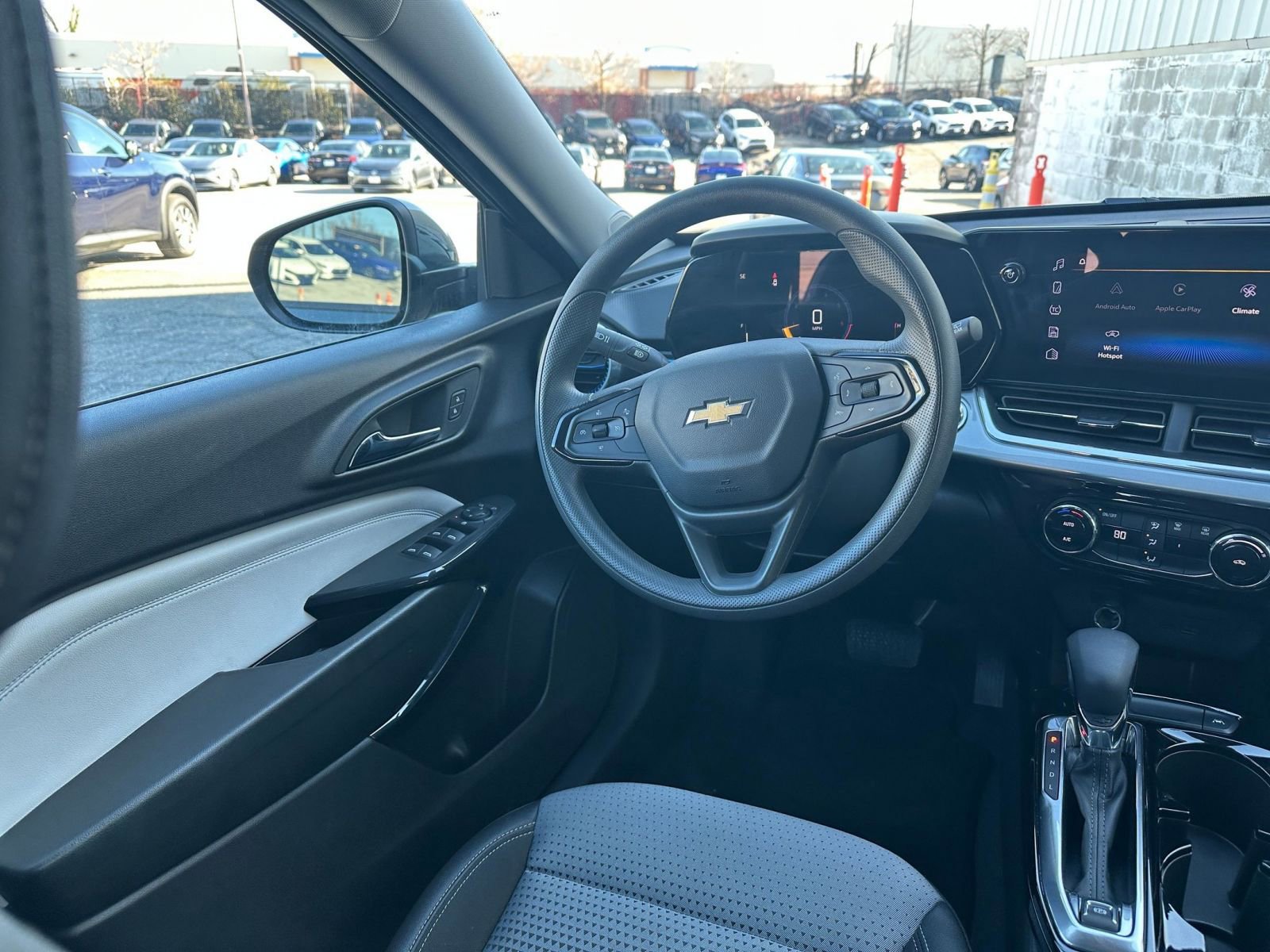 Used 2025 Chevrolet Trax LT image 32