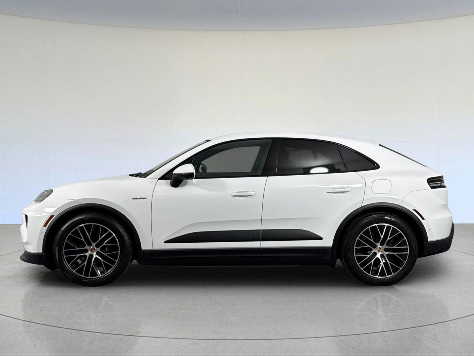 Certified 2025 Porsche Macan Electric image 2