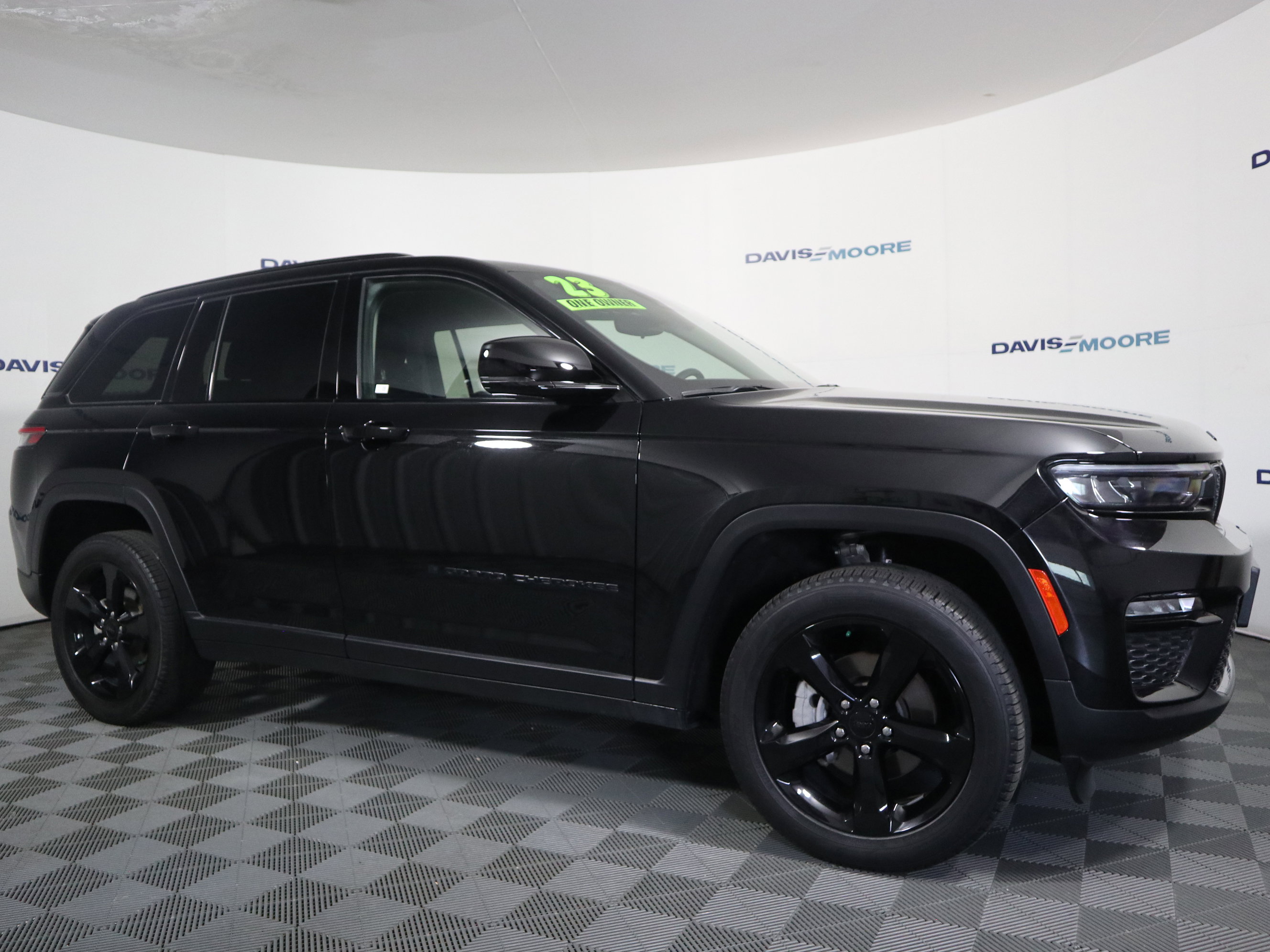 Used 2023 Jeep Grand Cherokee Limited w/ Black Appearance Package AWD/4WD image 4