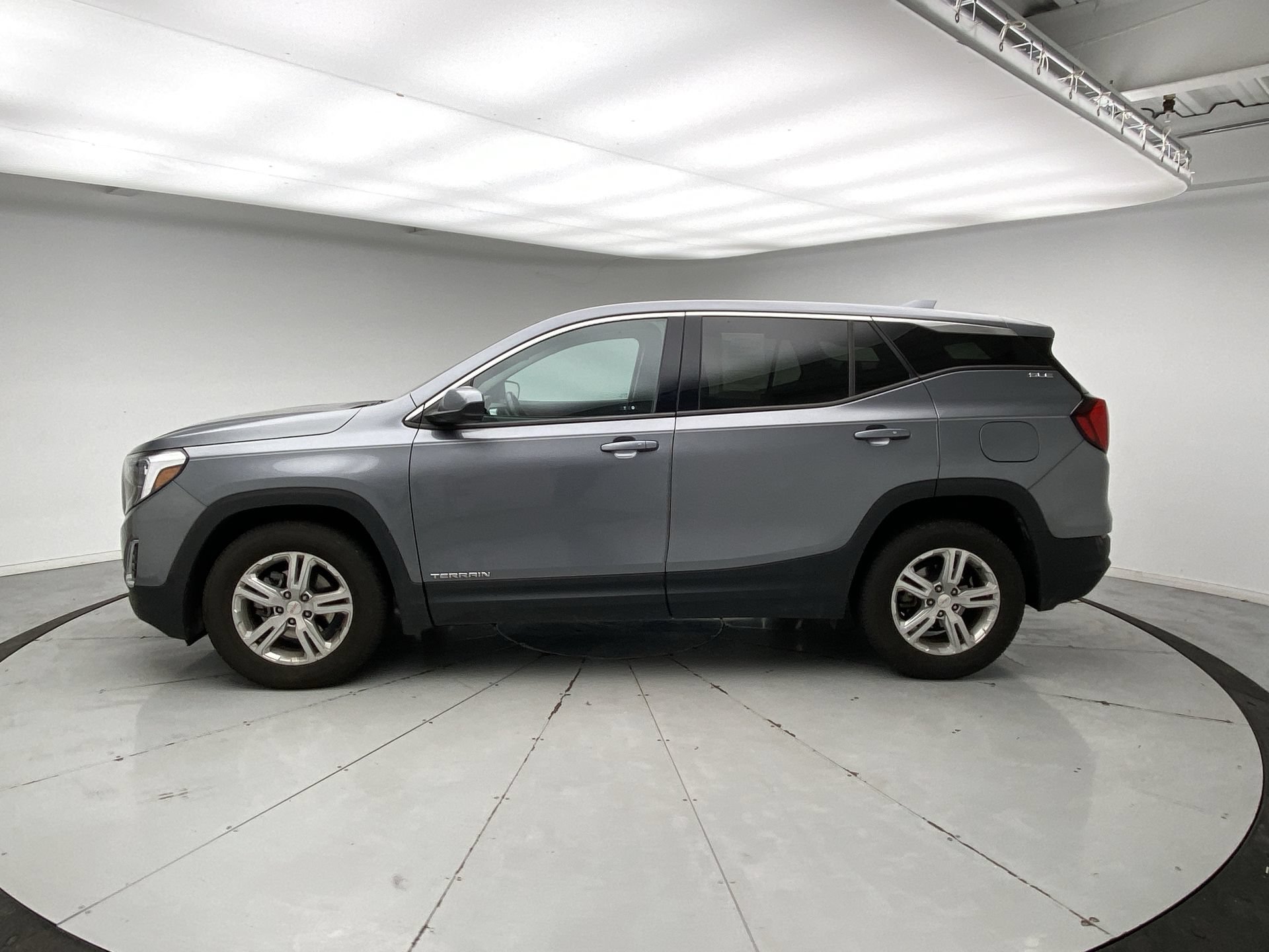 Used 2020 GMC Terrain SLE FWD image 2