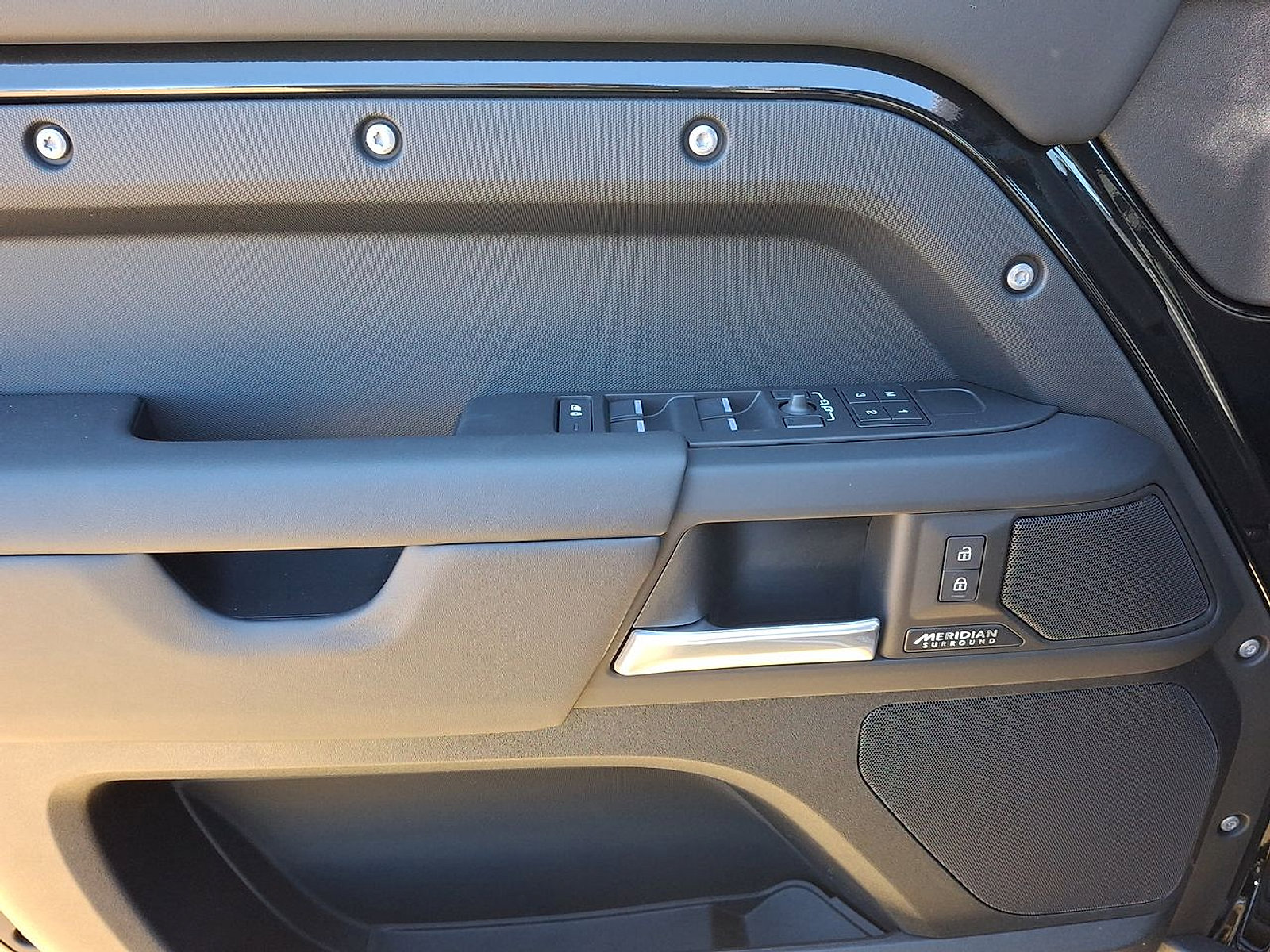 New 2025 Land Rover Defender 110 X-Dynamic SE image 19