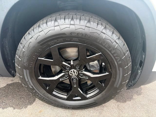 Used 2024 Volkswagen Atlas Peak Edition SE AWD/4WD image 4