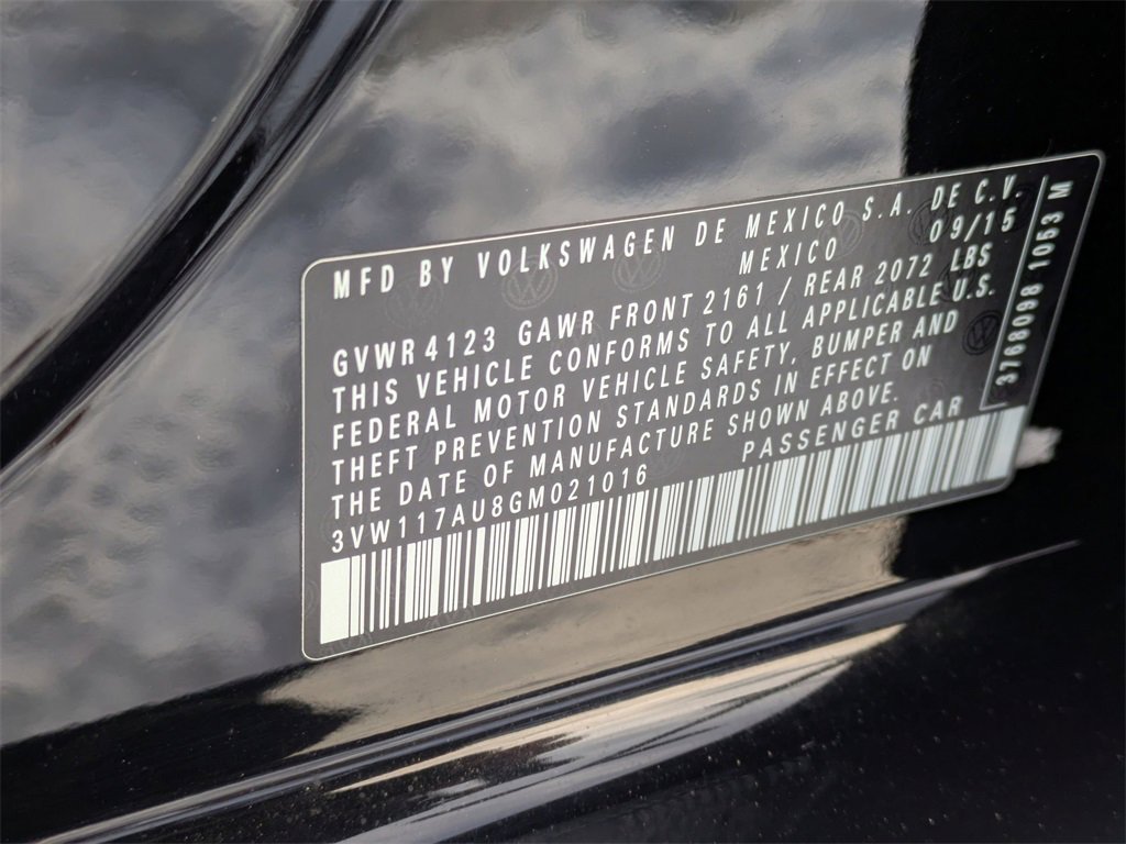 Used 2016 Volkswagen Golf S image 28