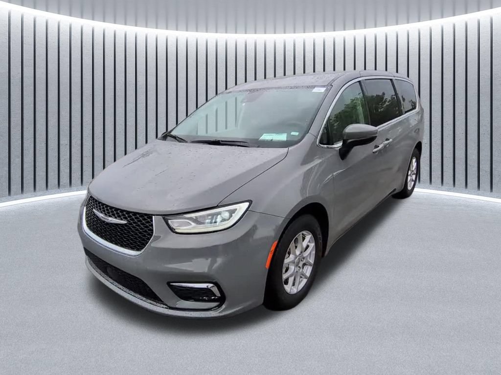 Used 2023 Chrysler Pacifica Touring-L FWD image 4
