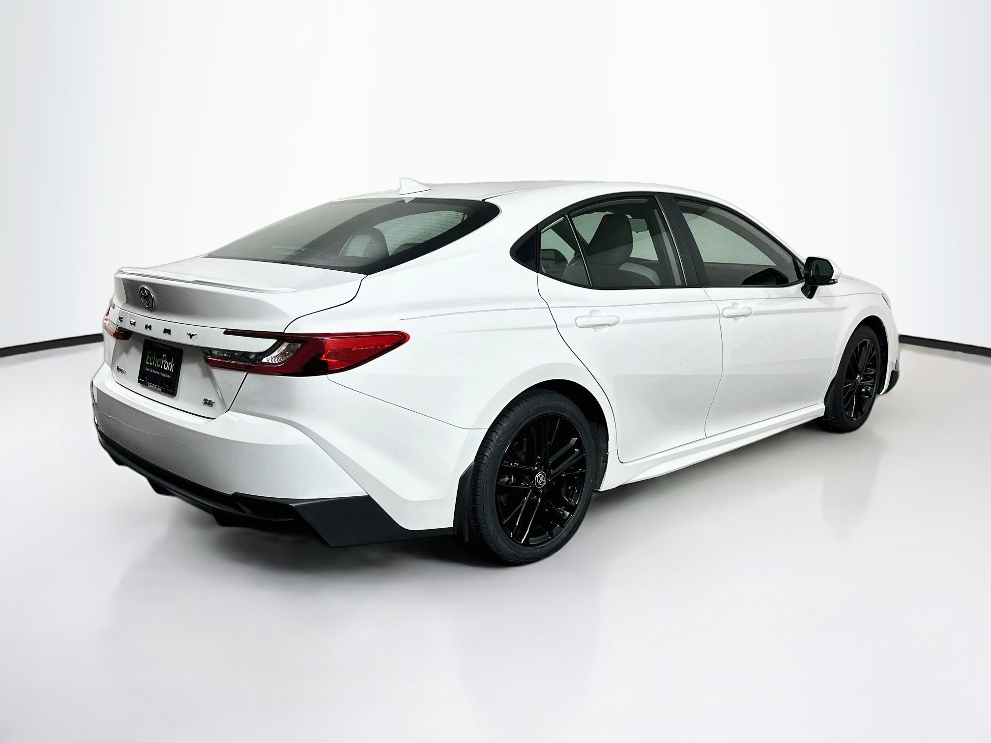 Used 2025 Toyota Camry SE FWD image 9
