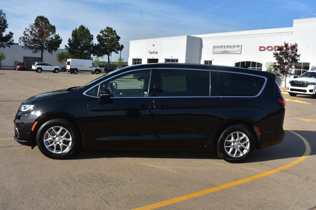 Used 2025 Chrysler Pacifica Select image 9