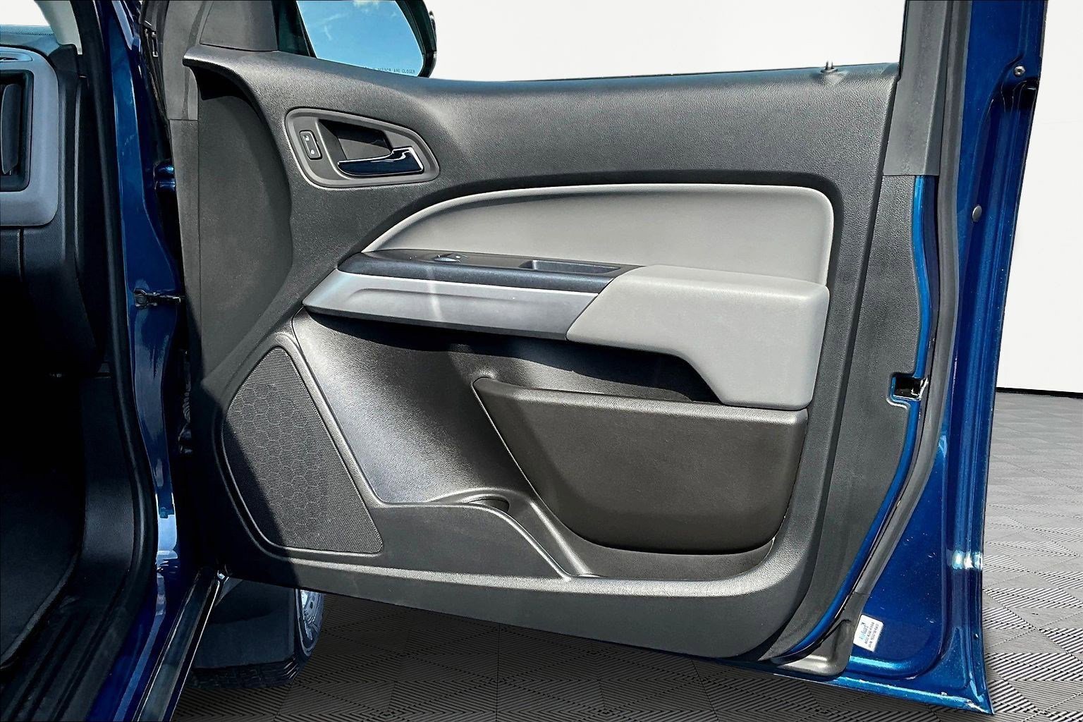 Used 2020 Chevrolet Colorado LT w/ Safety Package image 28