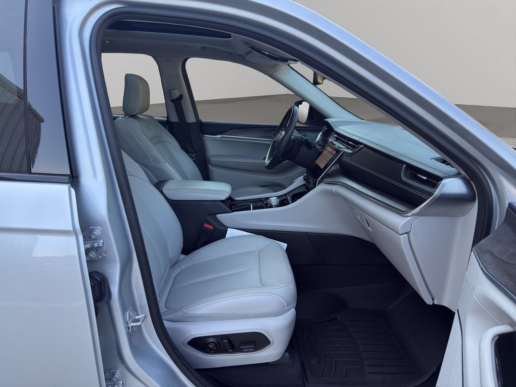 Used 2022 Jeep Grand Cherokee Overland RWD image 16