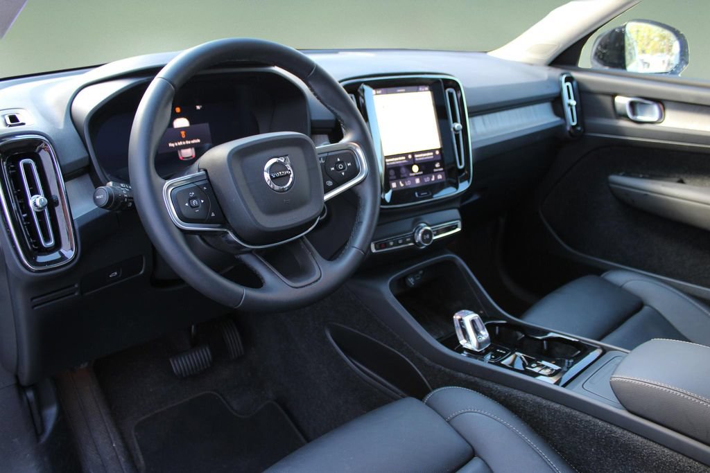 Certified 2025 Volvo XC40 B5 Plus AWD/4WD image 2