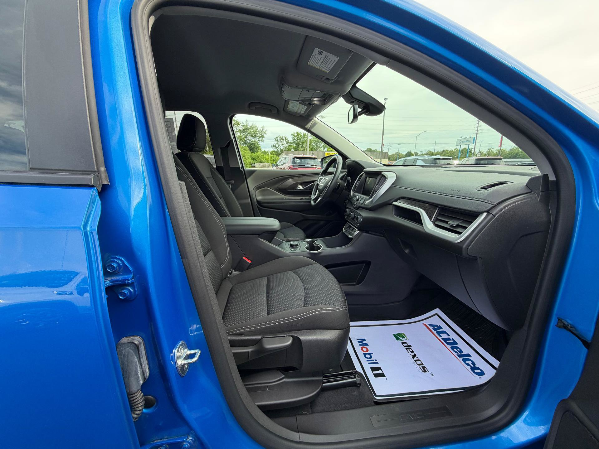Used 2024 GMC Terrain SLE w/ Driver Convenience Package FWD image 11