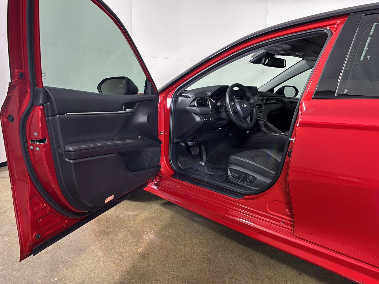 Used 2022 Toyota Camry XSE FWD image 2