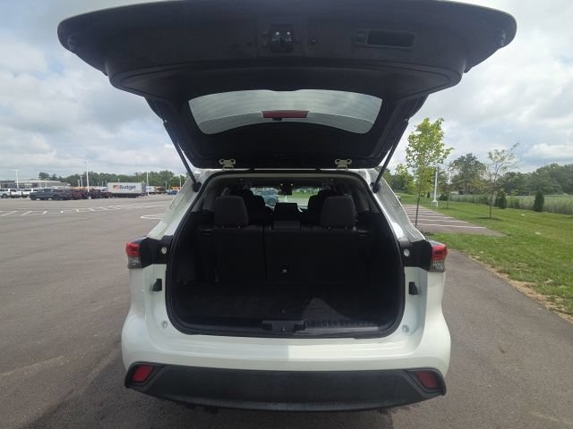 Used 2021 Toyota Highlander L FWD image 10