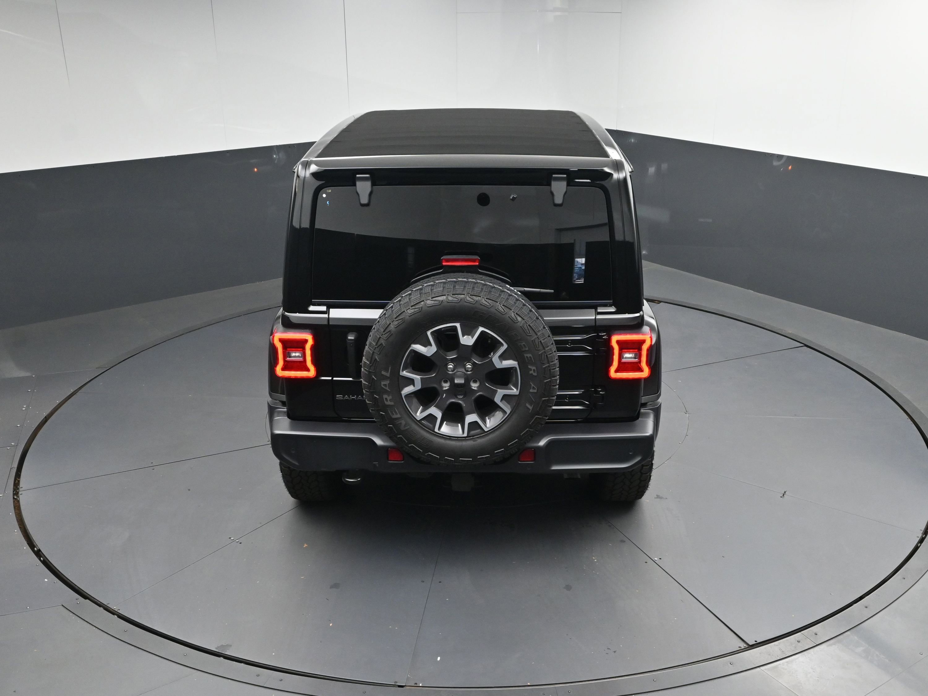 Used 2025 Jeep Wrangler Sahara image 35