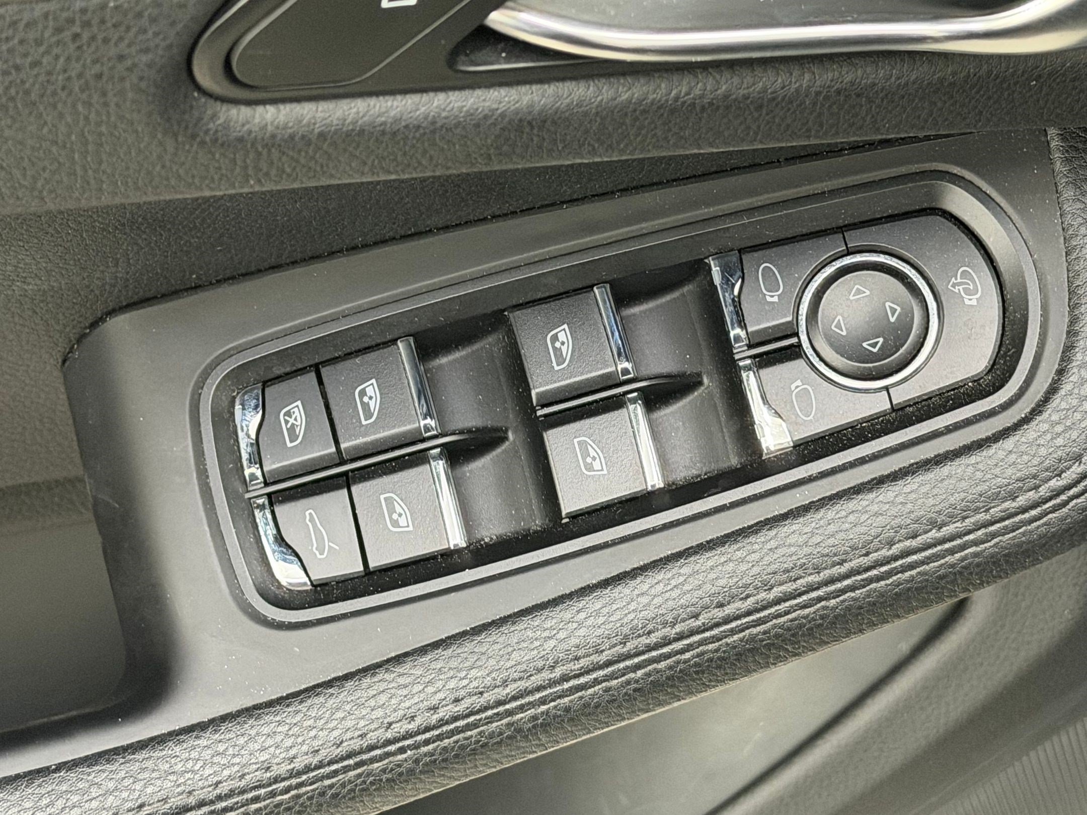 Used 2024 Porsche Macan AWD/4WD image 15