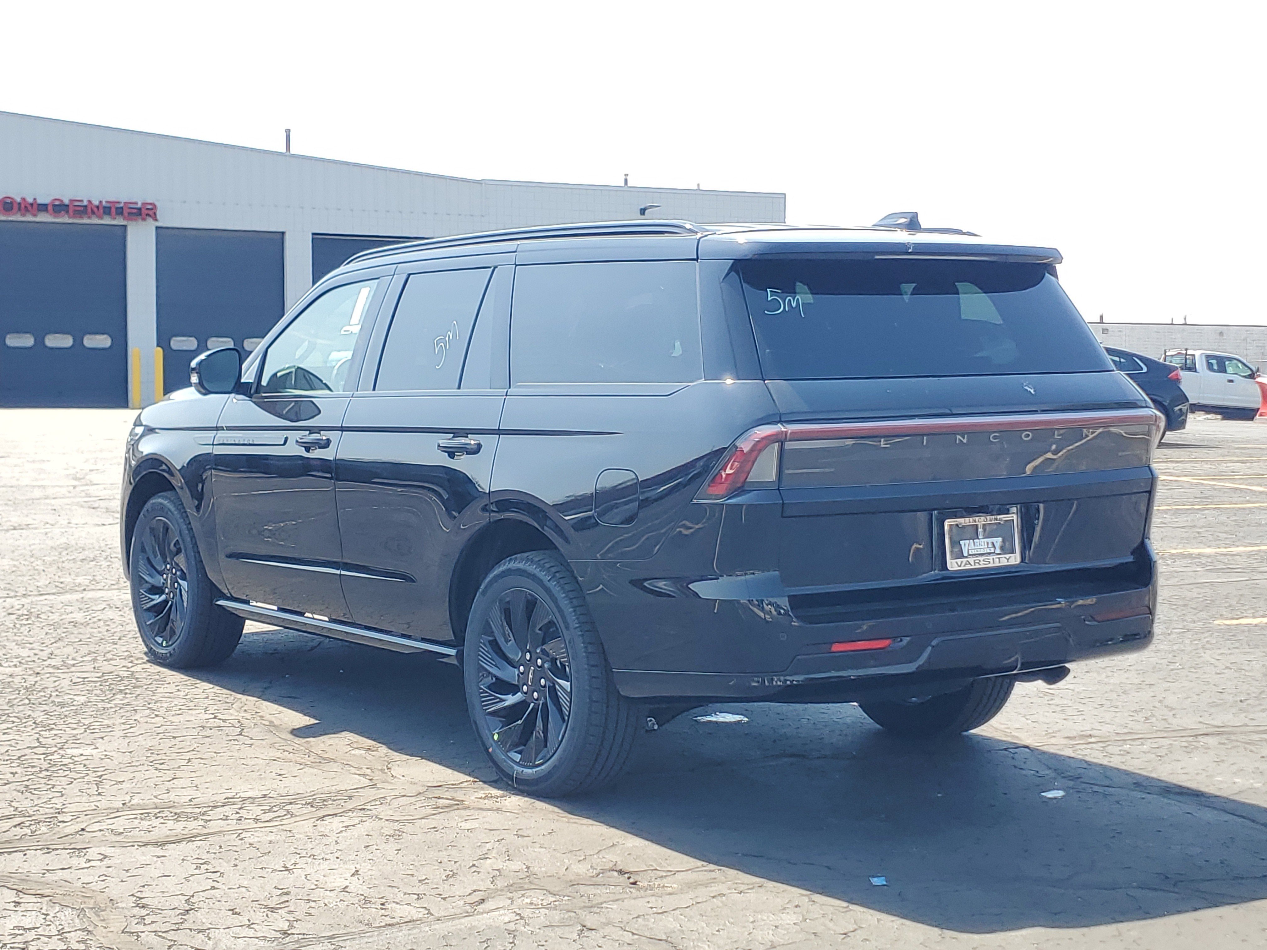 New 2026 Lincoln Navigator Reserve image 3