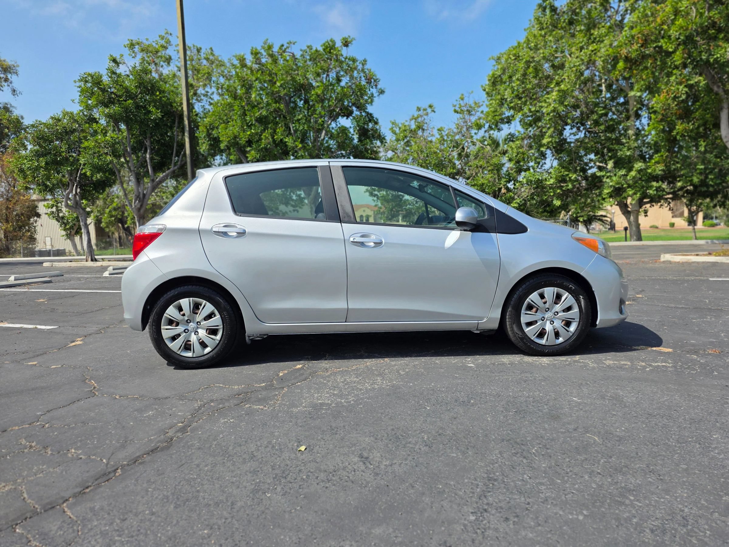 Used 2013 Toyota Yaris LE FWD image 3