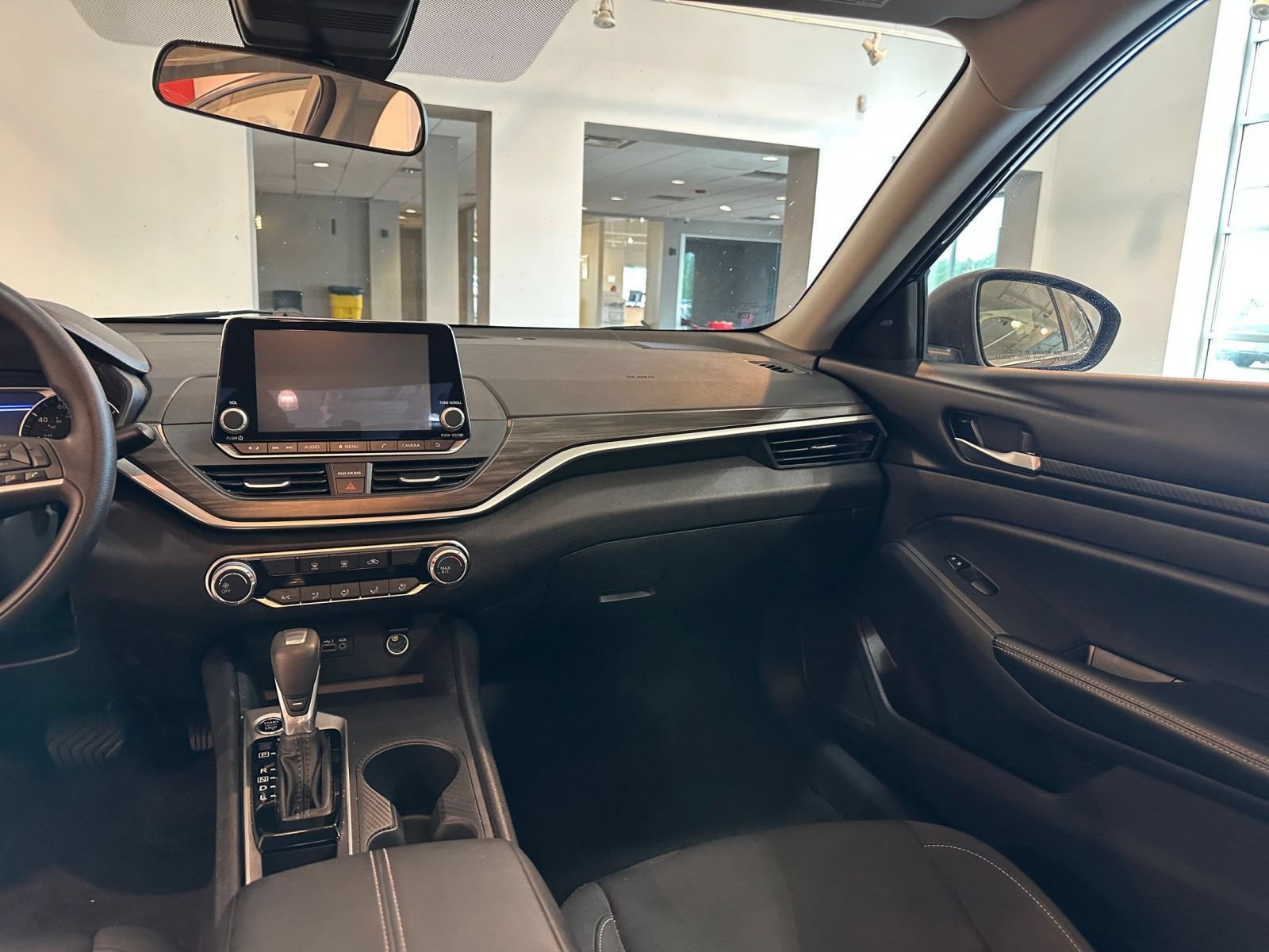 Used 2025 Nissan Altima 2.5 SV FWD image 34