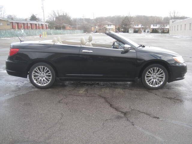 Used 2011 Chrysler 200 Limited FWD image 4