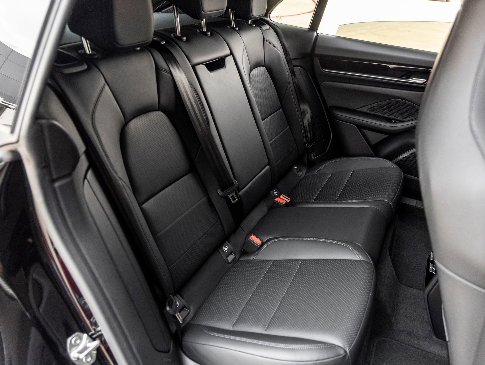 Certified 2025 Porsche Macan Electric image 36