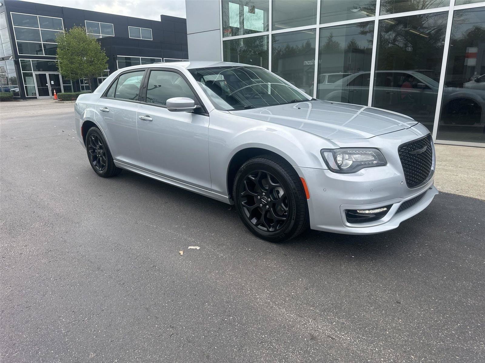 Used 2023 Chrysler 300 Touring L w/ Comfort Group AWD/4WD image 4
