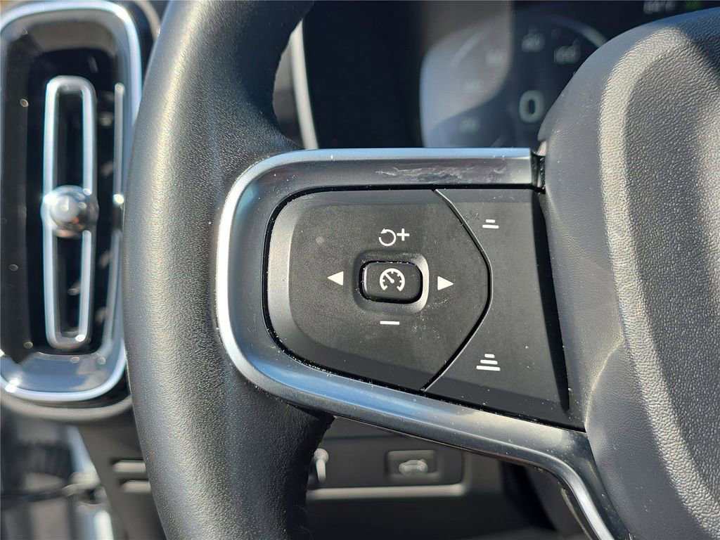 Used 2020 Volvo XC40 T5 Momentum image 19