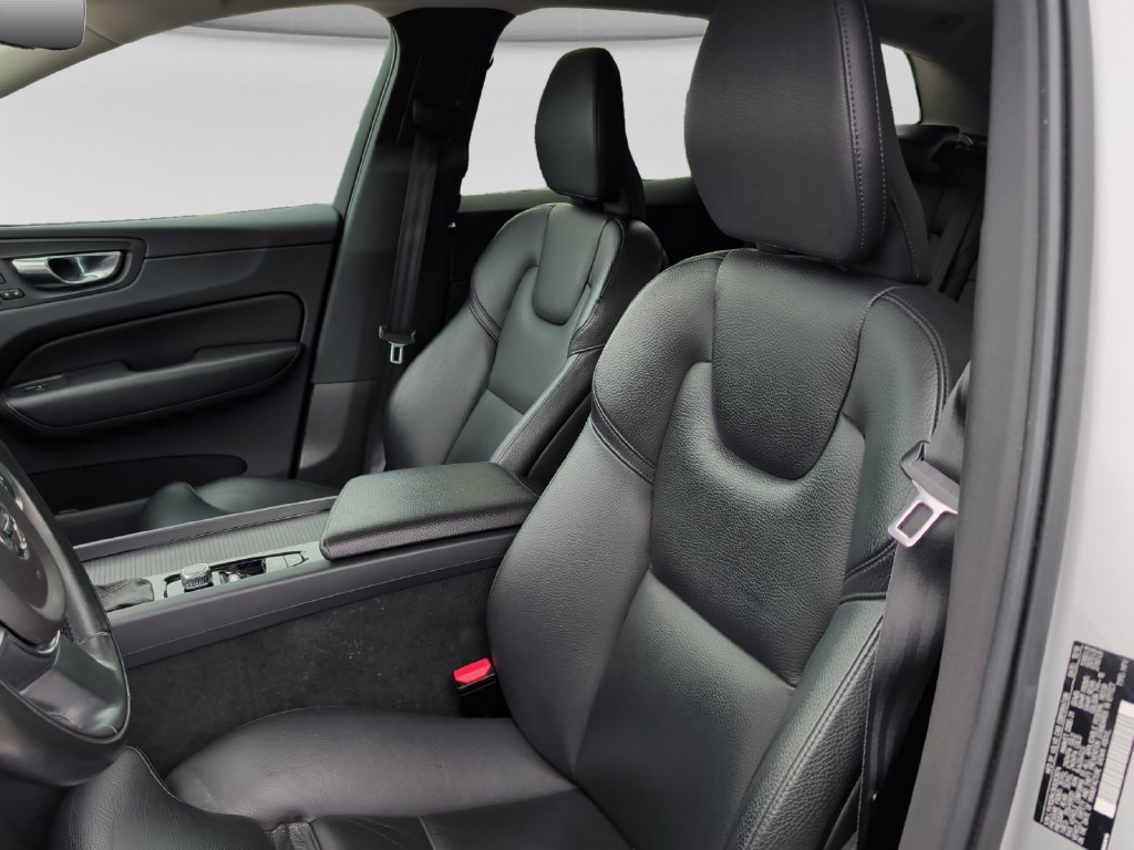 Used 2019 Volvo XC60 T5 Momentum w/ Premium Package AWD/4WD image 17