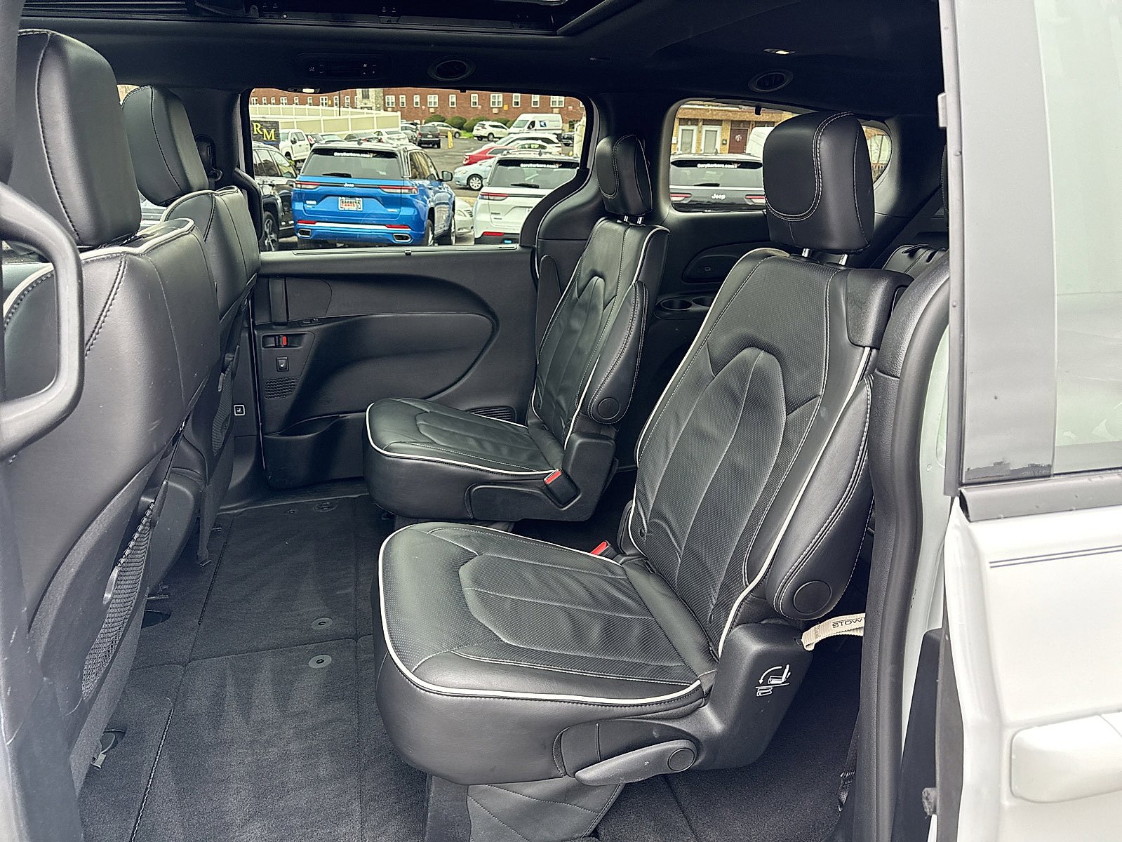 Used 2025 Chrysler Pacifica Limited FWD image 9