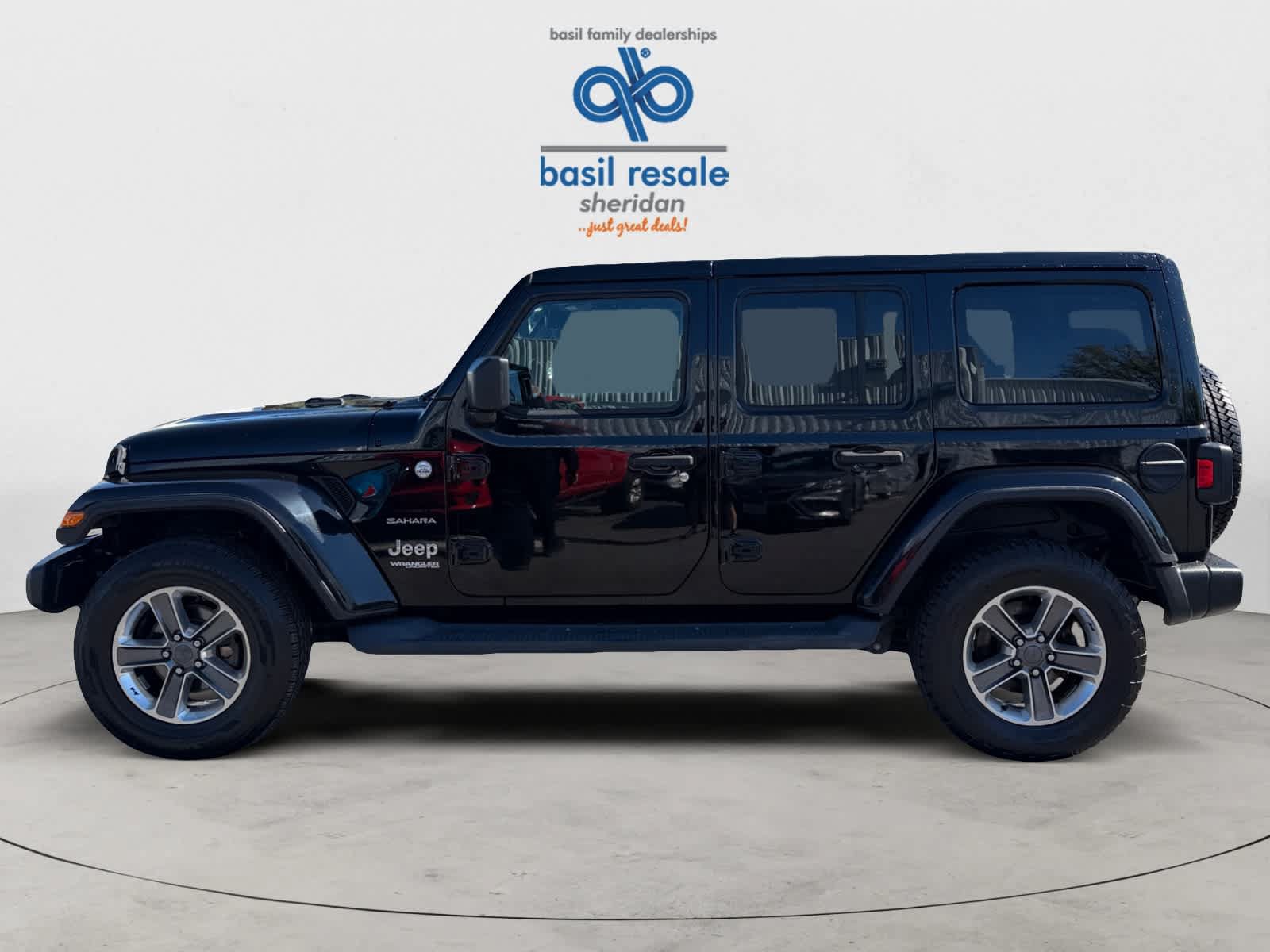 Used 2019 Jeep Wrangler Unlimited Sahara w/ Uconnect 4C Nav & Sound Group AWD/4WD image 3