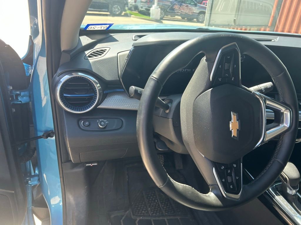 Used 2025 Chevrolet Trax LT w/ LT Convenience Package image 5