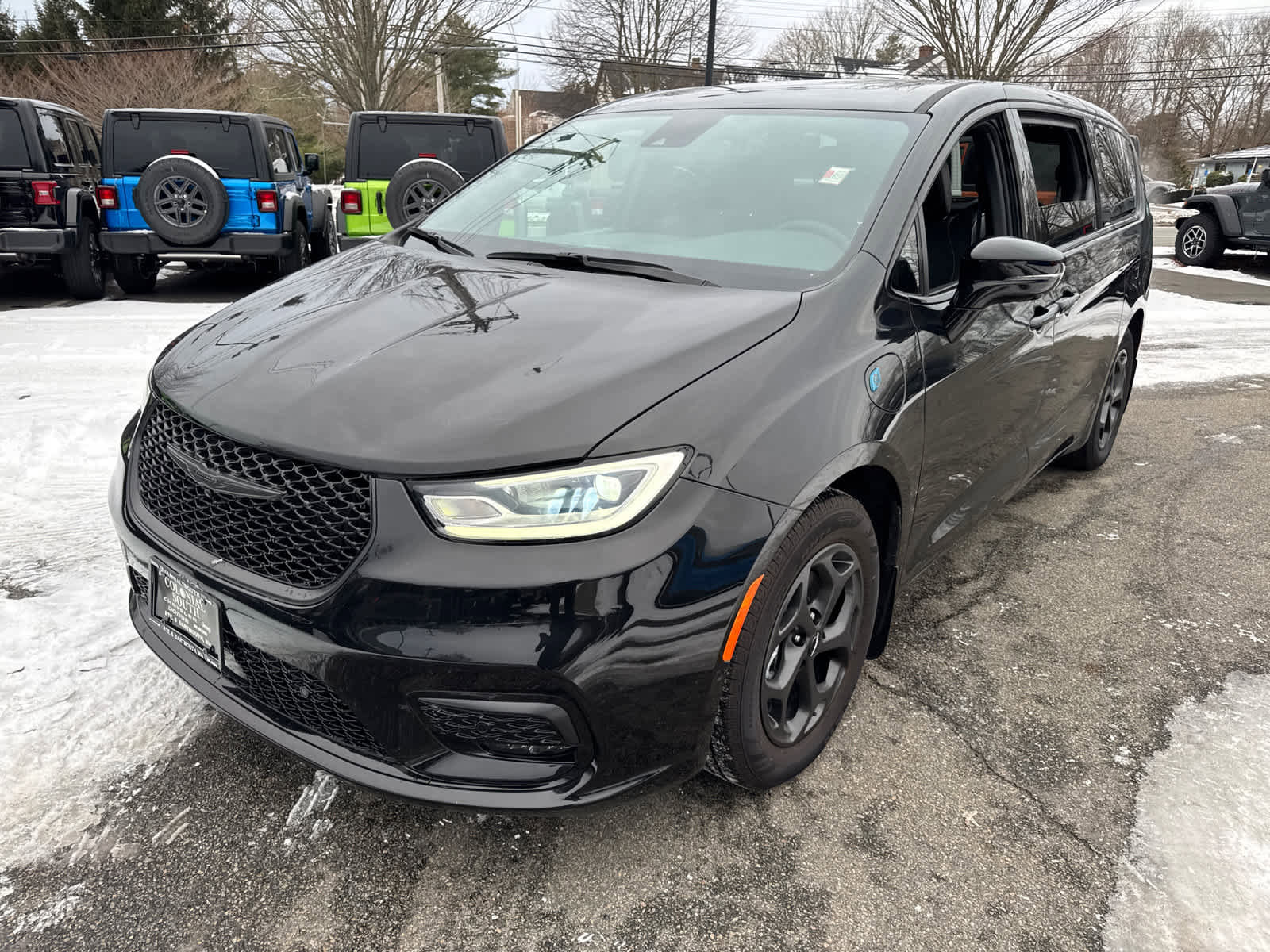 Used 2023 Chrysler Pacifica Limited w/ Uconnect Theater Family Group image 2