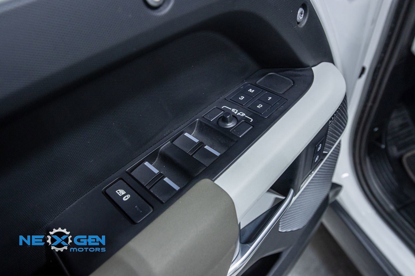 Used 2023 Land Rover Defender 110 S image 12