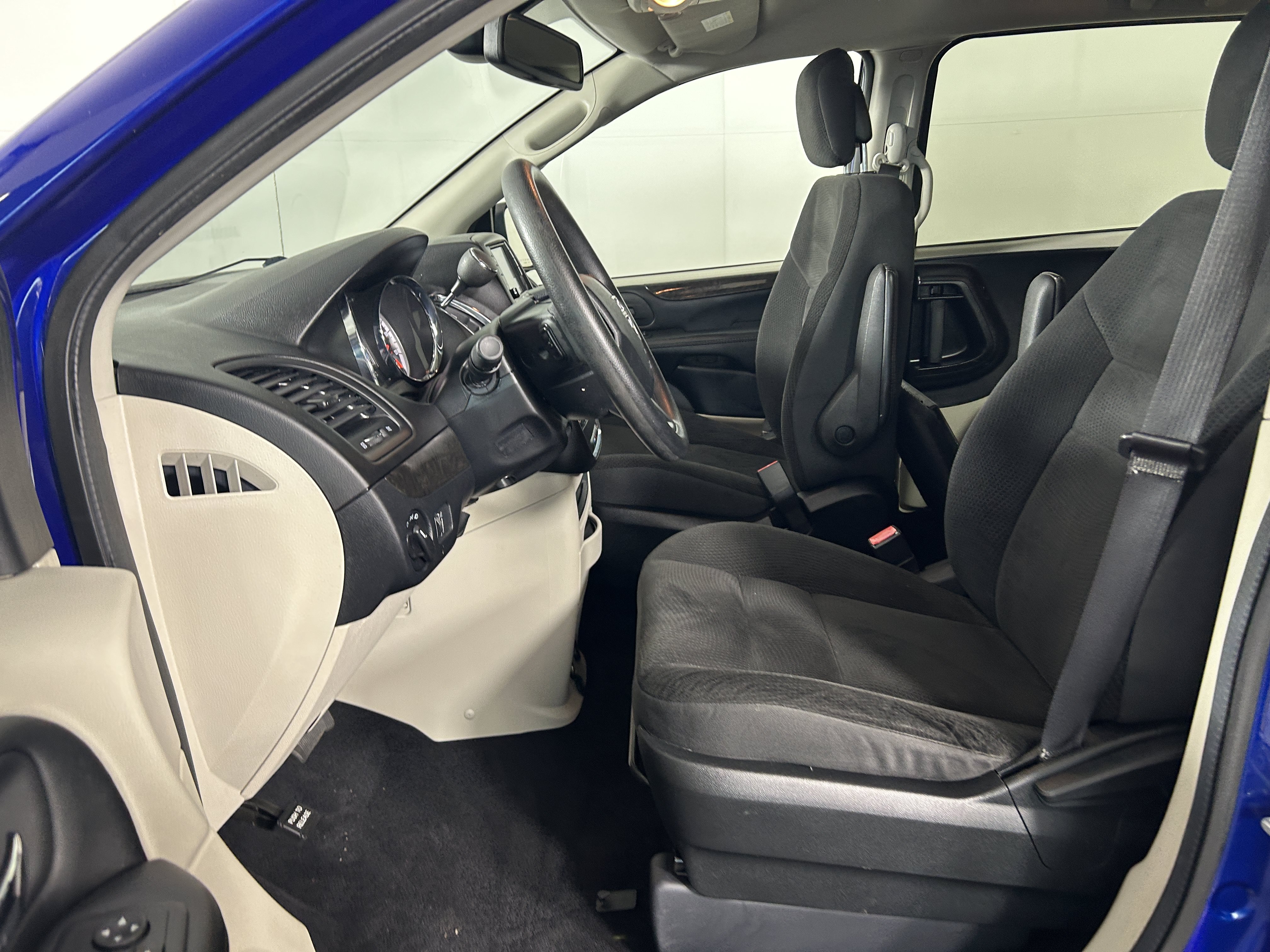 Used 2019 Dodge Grand Caravan SE w/ UConnect Hands-Free Group FWD image 9