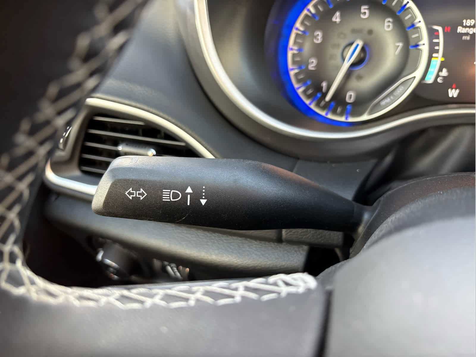 Used 2026 Chrysler Pacifica Select FWD image 26