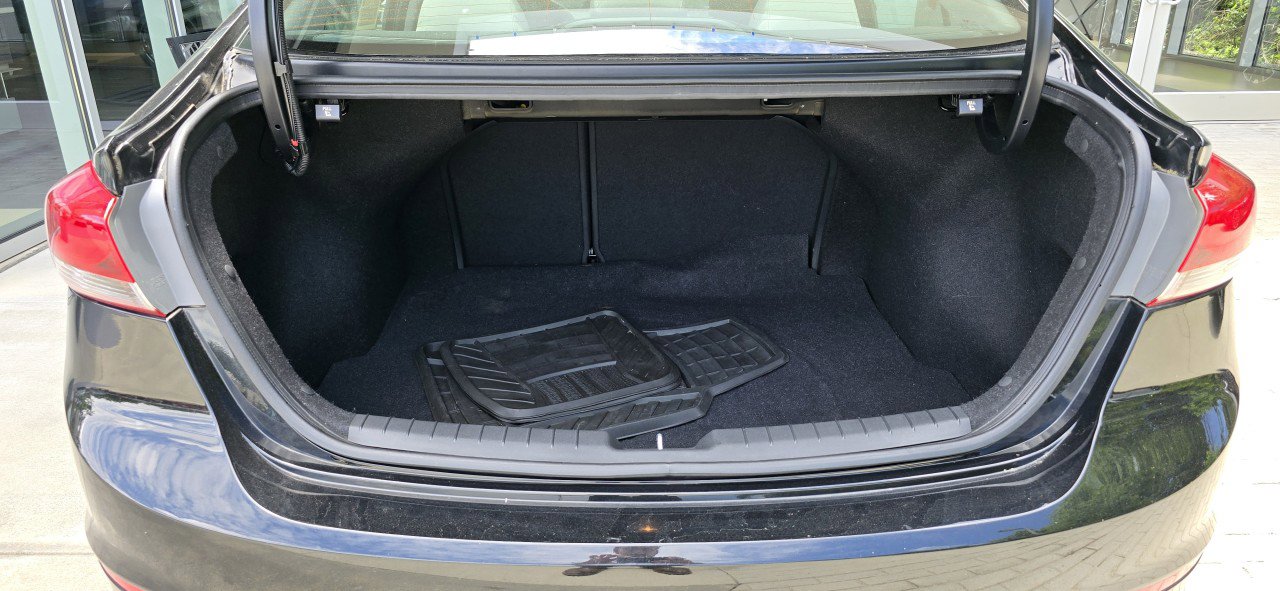 Used 2018 Hyundai Elantra SE FWD image 25