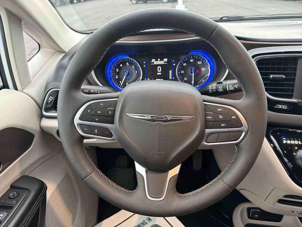 Used 2022 Chrysler Voyager LX image 14