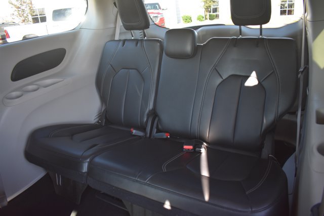 Used 2024 Chrysler Pacifica Limited FWD image 17