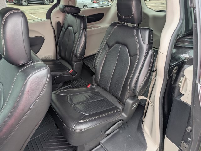 Used 2022 Chrysler Pacifica Touring-L FWD image 25