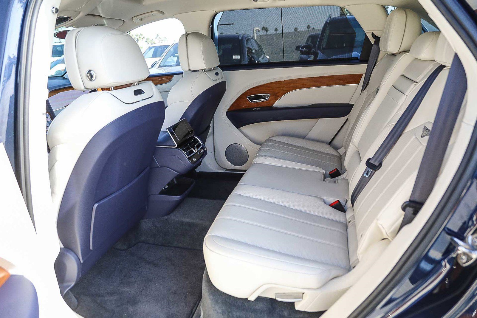 Used 2023 Bentley Bentayga Extended Wheelbase image 18