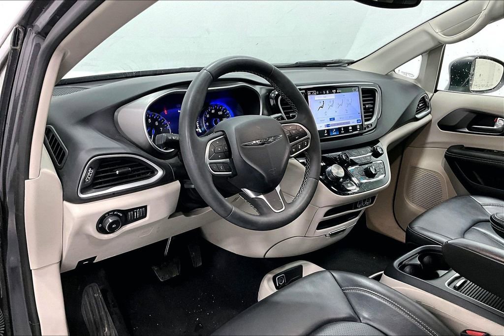 Used 2023 Chrysler Pacifica Touring-L image 15