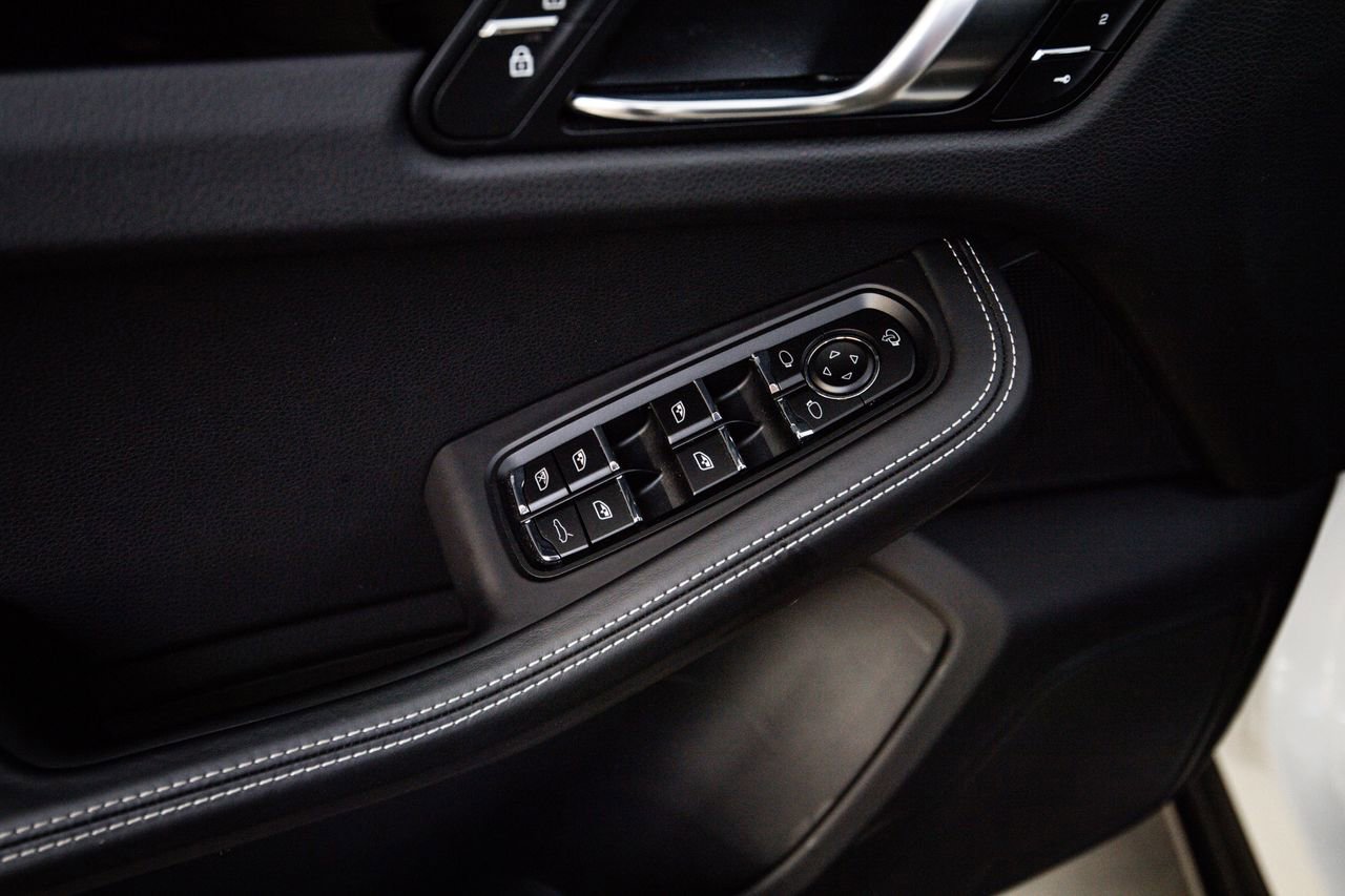 Used 2023 Porsche Macan Turbo image 22