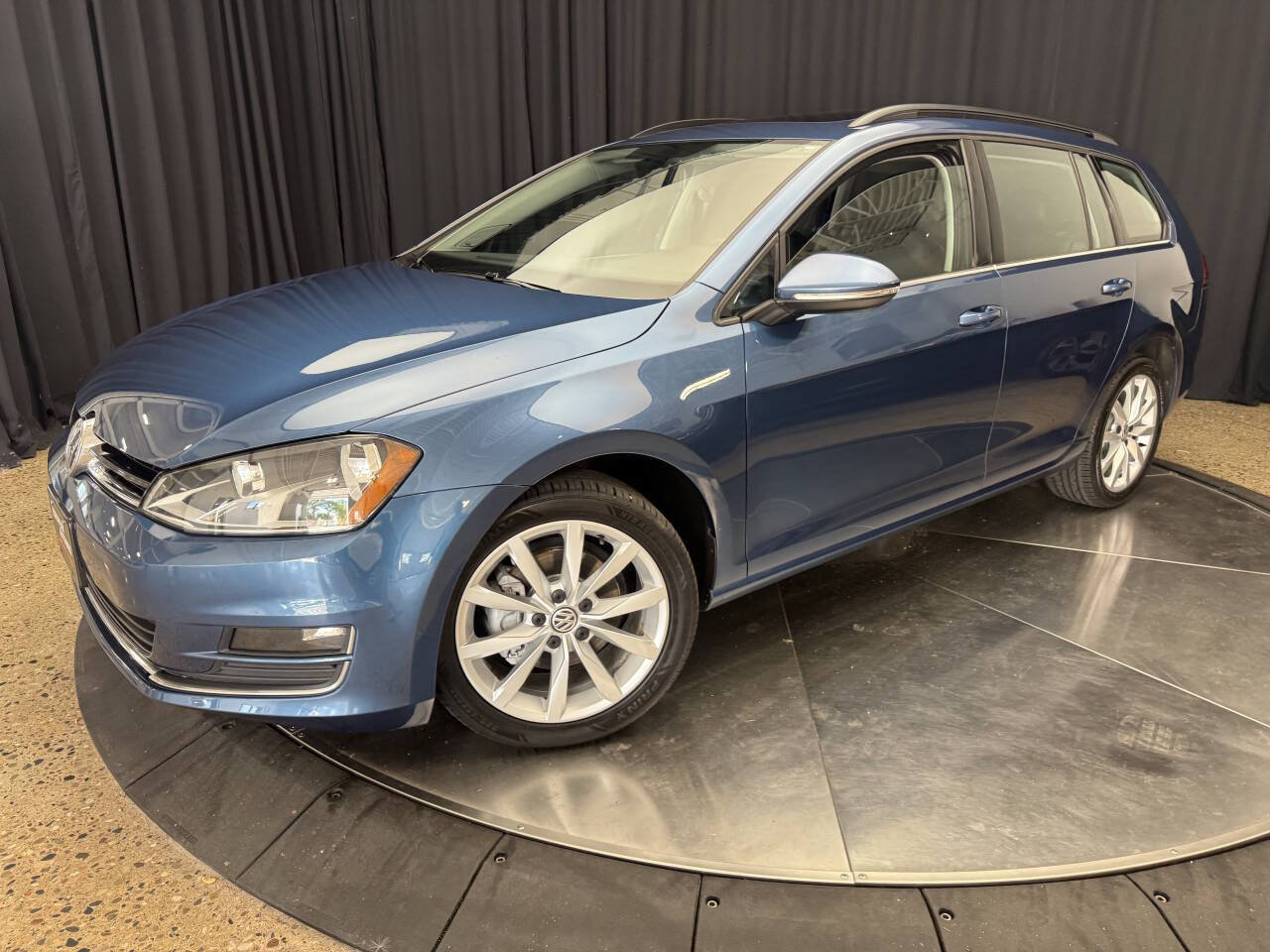 Used 2017 Volkswagen Golf SEL FWD image 2