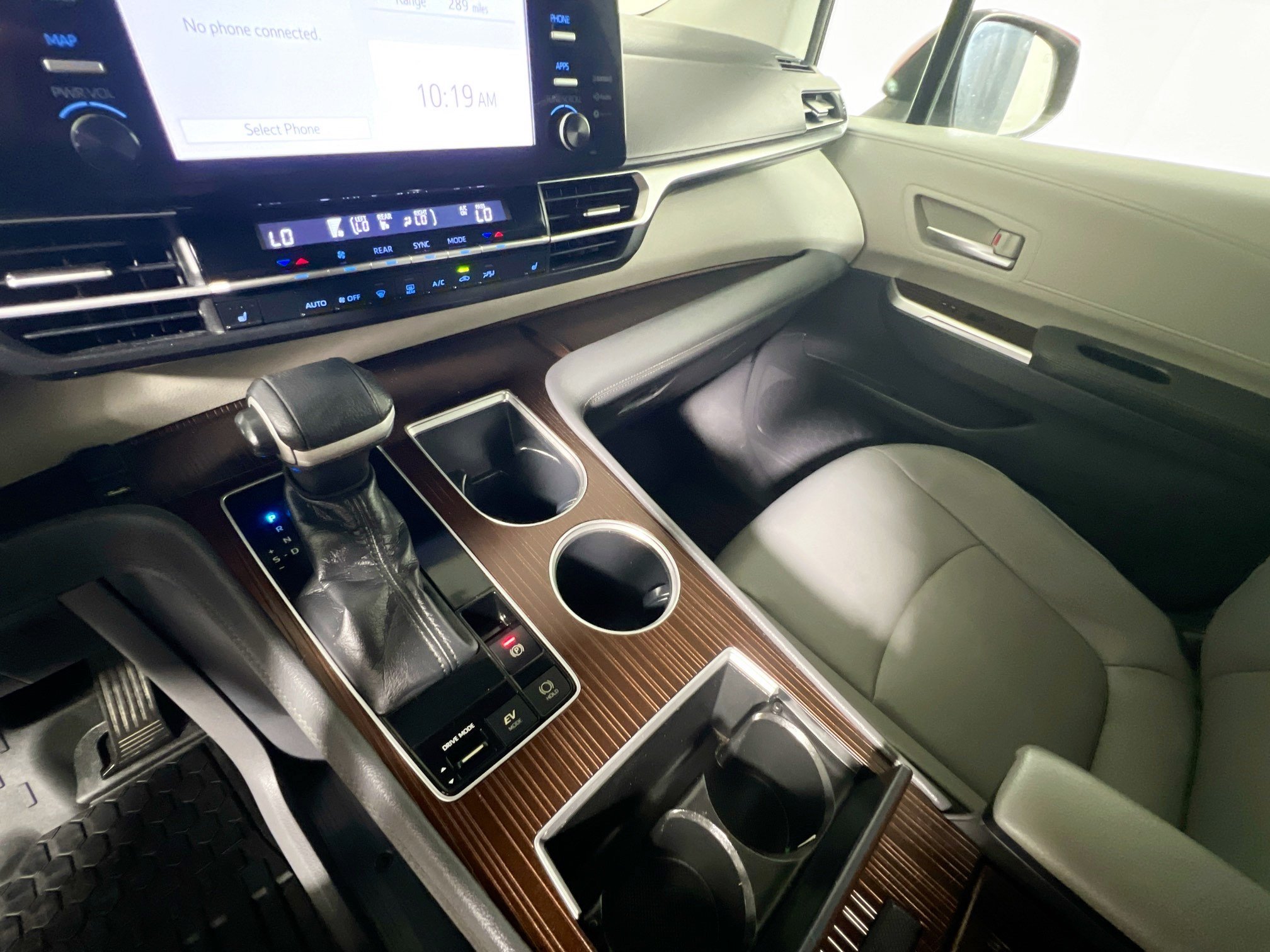 Used 2022 Toyota Sienna XLE FWD image 26