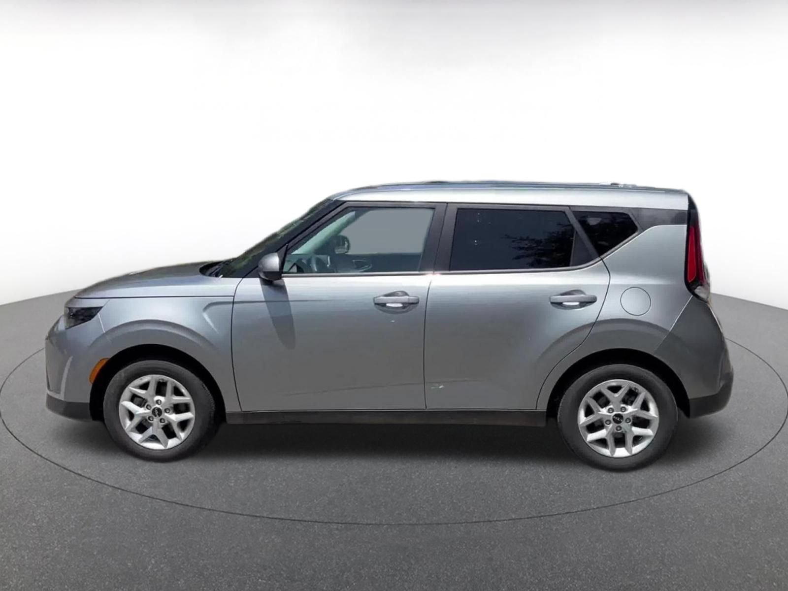 Used 2025 Kia Soul LX w/ LX Technology Package FWD image 8