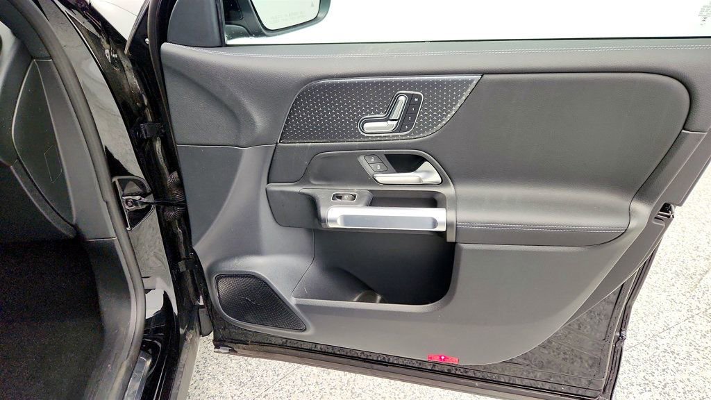 Used 2024 Mercedes-Benz EQB 300 4MATIC image 25