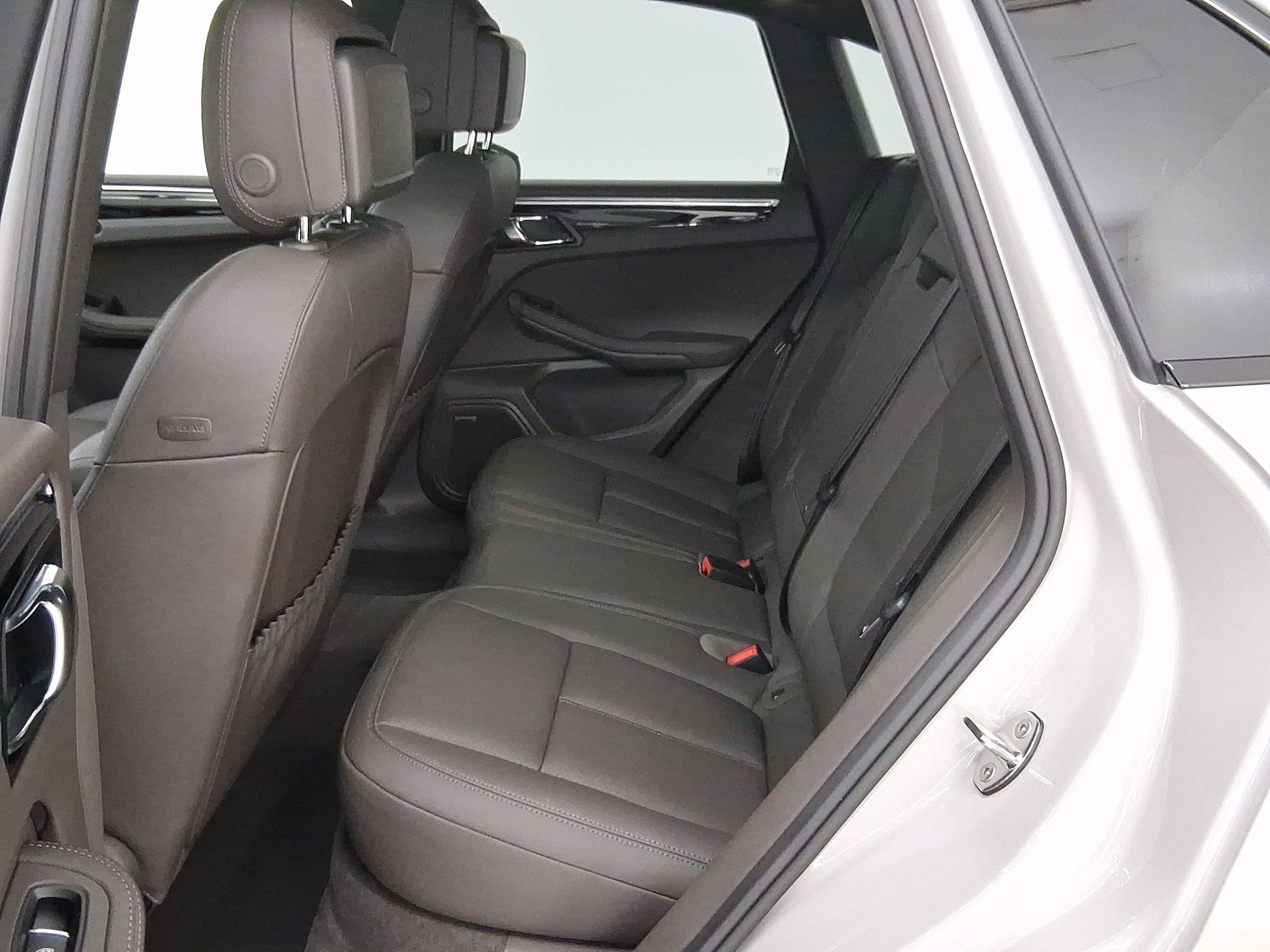 Used 2026 Porsche Macan image 13