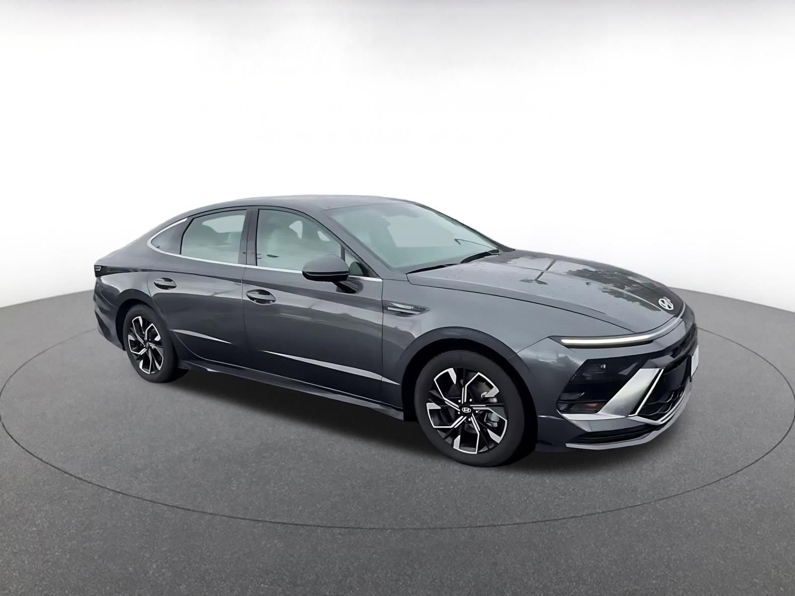Used 2025 Hyundai Sonata SEL FWD image 2