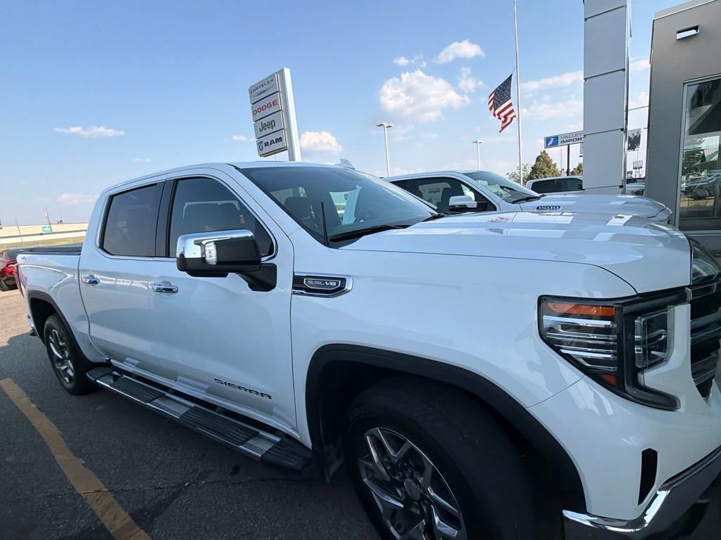 Used 2023 GMC Sierra 1500 SLT w/ SLT Premium Package AWD/4WD image 2